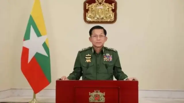 နိုင်ငံတော်စီမံအုပ်ချုပ်ရေးကောင်စီ ဥက္ကဋ္ဌ အဖြစ်မိန့်ခွန်းပြောစဥ်