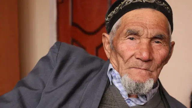 Орыстың жезөкшелері былжырап жатқанда ұрысады.