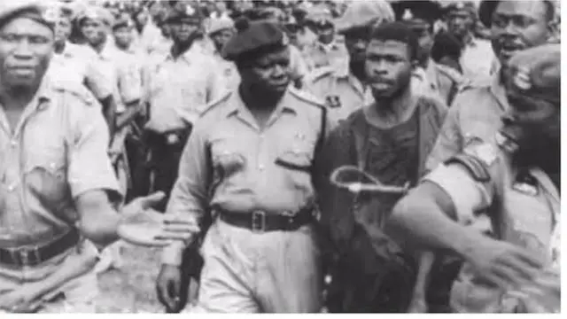 Awọn ọlọpaa ati ọpọ ero n sin Ishola Oyenusi lọ sibi ti wọn ti yẹgi fun