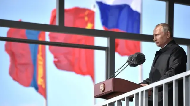 রুশ প্রেসিডেন্ট পুতিন ২০১৮ সালে একটি মহড়া দেখছেন।
