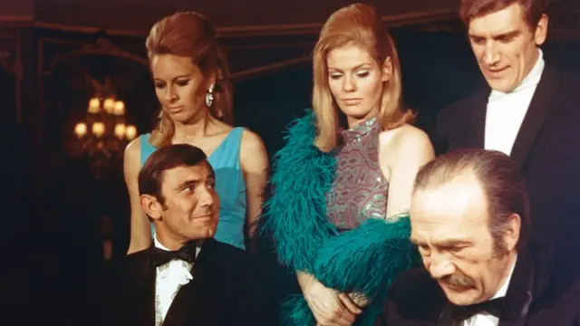 George Lazenby n'interprétera le rôle de 007 qu'un seule fois, son agent étant convaincu que le succès de la saga ne durerait pas.