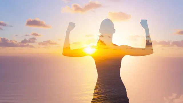 Mujer mostrando los músculos