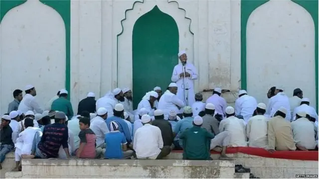 જુમ્માની નમાઝ દરમિયાન વ્યાખ્યાન થાય છે