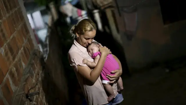 В Бразилии врачи связали случаи микроцефалии у новорожденных с вирусом Зика