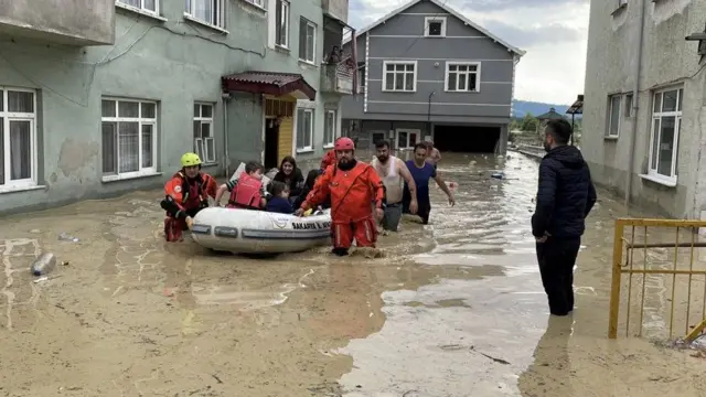 AFAD ekipleri Gökçebey'de selden etkilenenlerin tahliyesini sağladı