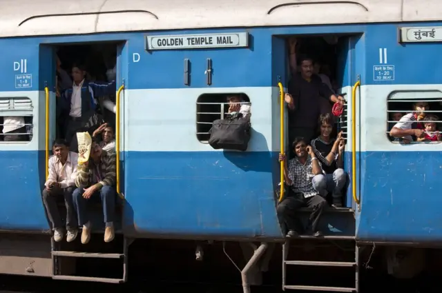 రైల్లో ప్రయాణికుల రద్దీ