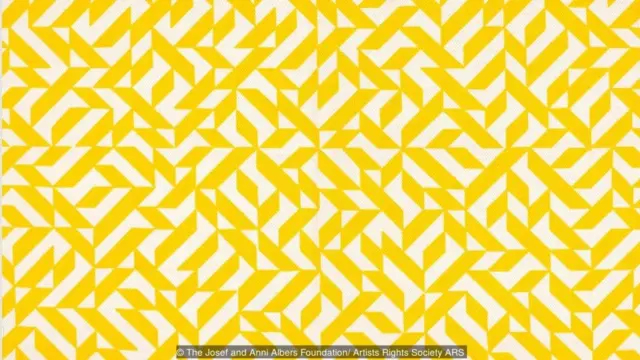 Karya cetak sablon di tekstil tenun, Eclat, 1974, memperlihatkan penggunaan warna yang berani dari Albers.