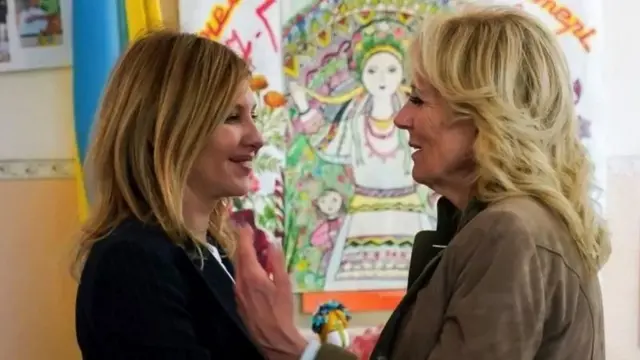 جېل بایډن [ښۍ خوا] او اولینا زېلينسکي [چپ خوا] په یوه ښوونځي کې سره وکتل