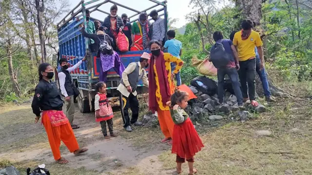 दोलखाबाट फर्केका २४ जनालाई ट्रकमा उद्धार गरी कैलालीको चुरे गाउँपालिकाकाको क्वारन्टीनमा लगिएको छ