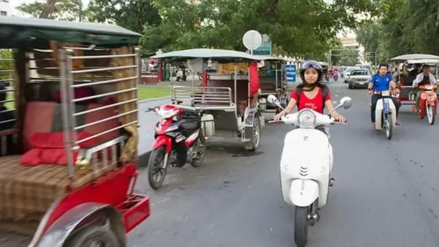 मोटा बाइक गर्ल.