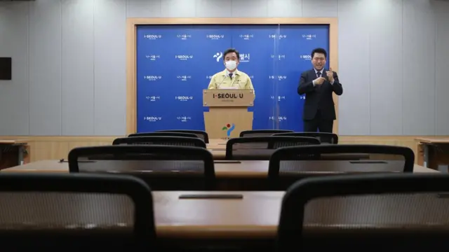 서 권한대행이 21일 서울시청에서 브리핑을 하고 있다