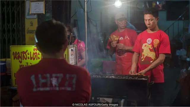 रविवारी येथील विक्रेते लाल रंग वापरतात.