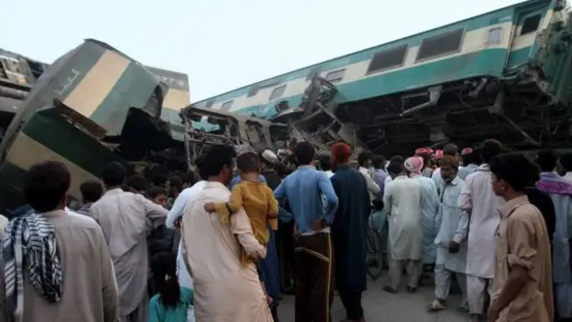 تېر کال د بلوچستان بولان سيمه کې د اورګاډي اوښتو پېښه کې ۱۲ کسان وژل شوي او په لسګونو نور ټپيان شوي.