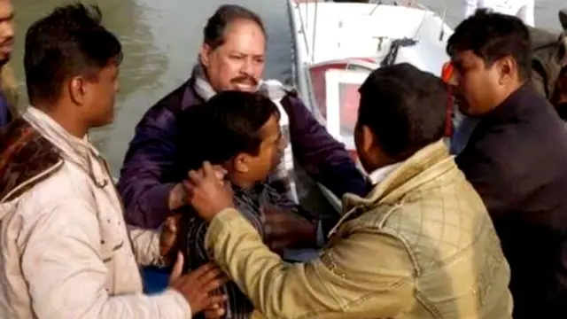 বরিশালে নির্বাচনী প্রচারের সময় বিরোধীদলীয় কর্মীকে তুলে নিয়ে যাচ্ছে গোয়েন্দা পুলিশ।