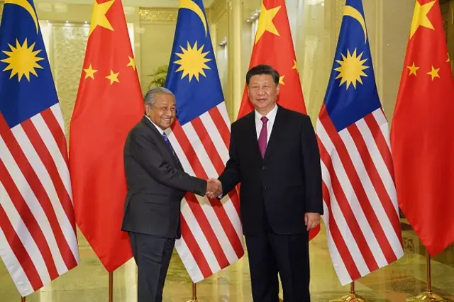 Presiden China Xi Jinping (kanan) dan Perdana Menteri Malaysia Mahathir Mohamad (kiri)
