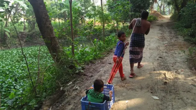 সন্তানদের সঙ্গে খেলছেন একজন বাবা, ছবিটি বিবিসি বাংলার পাঠক শাহরিয়ার ইসলাম পাঠিয়েছেন