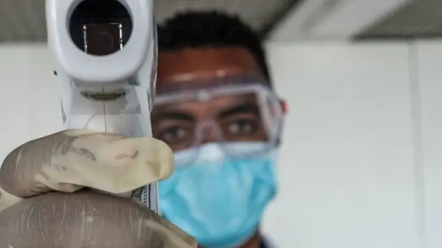 Mais la perte d'odeur et de goût sont également des signes d'autres infections respiratoires, comme le rhume.