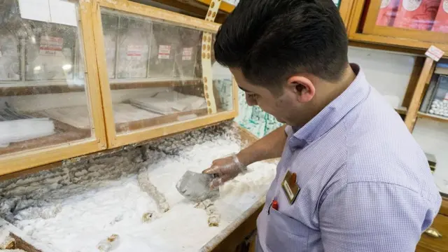 Haci Bekir menggunakan tepung maizena alih-alih tepung terigu untuk membuat Turkish delight.