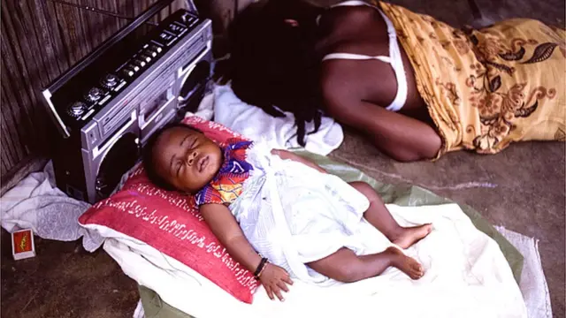 Ọmọ ati iya rẹ to sun