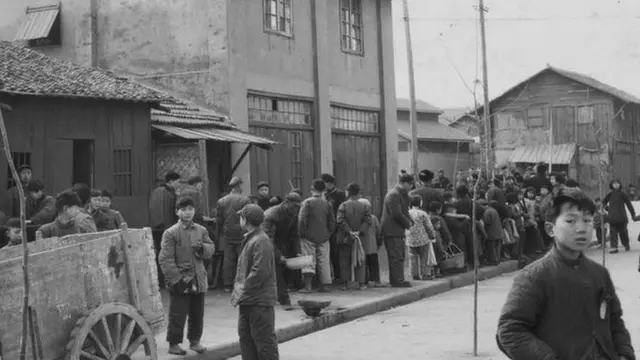 1949 నాటికి ప్రపంచంలోని అత్యంత పేద దేశాల్లో ఒకటిగా చైనా ఉండేది