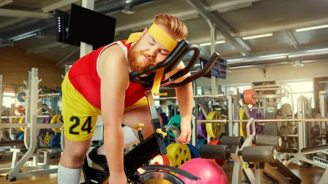Hombre durmiendo en el gimnasio
