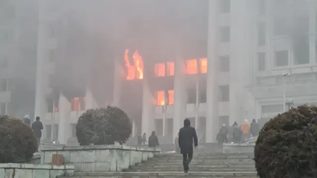 আলমাটির মেয়র অফিসে আগুন।