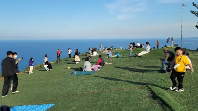 활짝 열린 가을하늘과 바다. 2020년 10월 17일 경북 포항시 북구 흥해읍 칠포리 곤륜산 정상을 찾은 관광객들이 탁트인 동해바다에서 불어오는 해풍을 만끽하고 있다