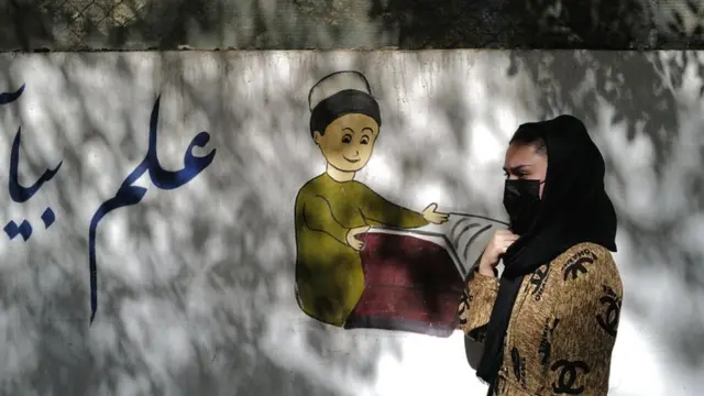 گزارش آژانس زنان سازمان ملل: نگران نقض صریح حقوق زنان و دختران افغان زیر سلطه طالبان هستیم - BBC News فارسی