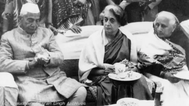 ચૌધરી ચરણ સિંહ સાથે ઈન્દિરા ગાંધી