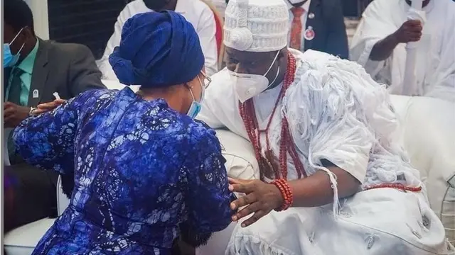 Florence Ajimobi n kunlẹ ki Ọọni tilu Ile Ife