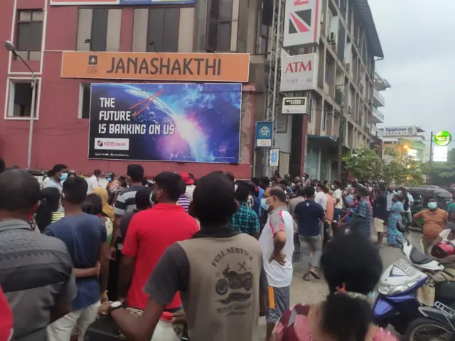 வரிசையில் காத்திருக்கும் மக்கள்