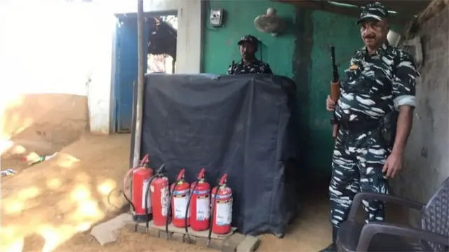 కుటుంబానికి భద్రత అందిస్తున్న సీఆర్పీఎఫ్