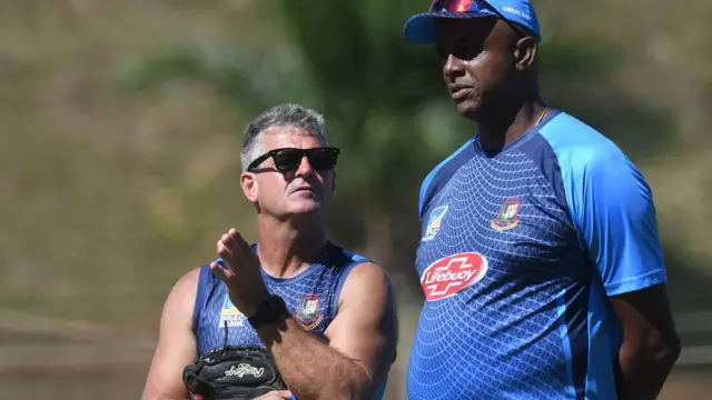 হেড কোচ স্টিভ রোডসের সাথে শলাপরামর্শ