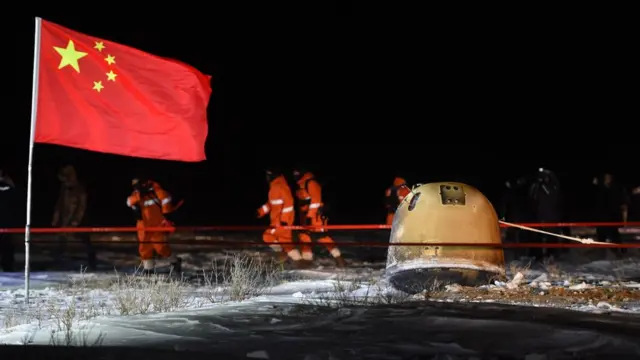 2020年12月17日中國嫦娥五號探月器返回地球