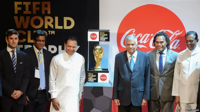 දයාසිරි ජයසේකර (වමේ), රනිල් වික්‍රමසිංහ අගමැතිවරයා යටතේ ක්‍රීඩා අමාත්‍ය ධුරය හෙබැවීය (සංරක්ෂිත ඡායාරූපයකි)