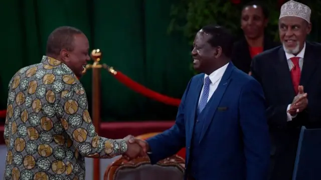 Uhuru iyo Raila ayaa barnaamijka riixaya sidii loo meel marin lahaa. Yusuf Xaaji (oo gadaal ka taagan) waa hoggaamiyaha BBI.