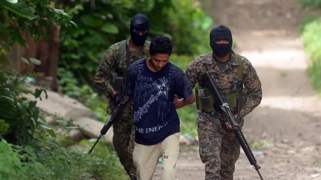 Militares salvadoreños con un capturado