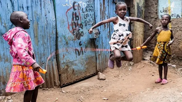 Ụmụaka na-awụ ụdọ