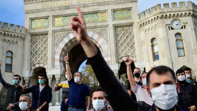 তুরস্কে ইস্তাম্বুল বিশ্ববিদ্যালয়ের সামনে ফ্রান্সের বিরৃদ্ধে সমাবেশ।