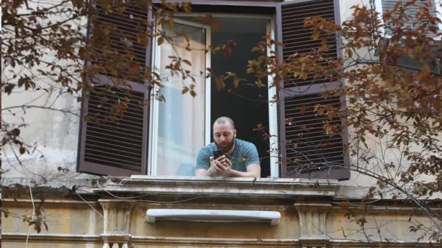 Sadar dengan pemicu gangguan makan, seperti membaca berita, dapat membantu Anda untuk menggantinya dengan aktivitas yang lebih sehat, seperti menelpon seorang teman.