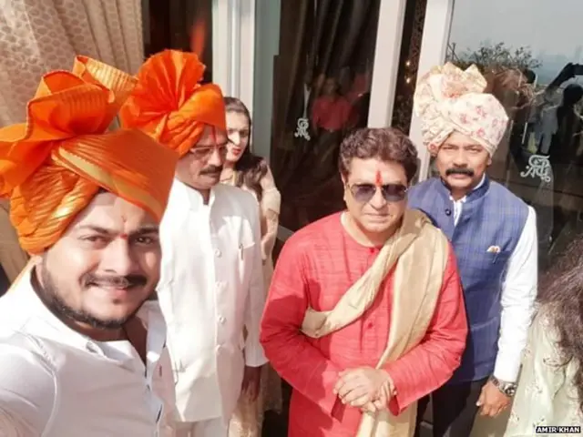 राज ठाकरे इतर पाहुण्यांसह