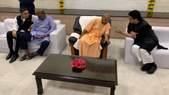 उत्तर प्रदेश के मुख्यमंत्री योगी आदित्यनाथ और गीतकार प्रसून जोशी