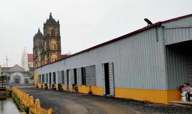 Một ngôi nhà thờ tạm đã được dựng lên bên cạnh nhà thờ Bùi Chu để giáo dân sinh hoạt trong thời gian chờ nhà thờ mới