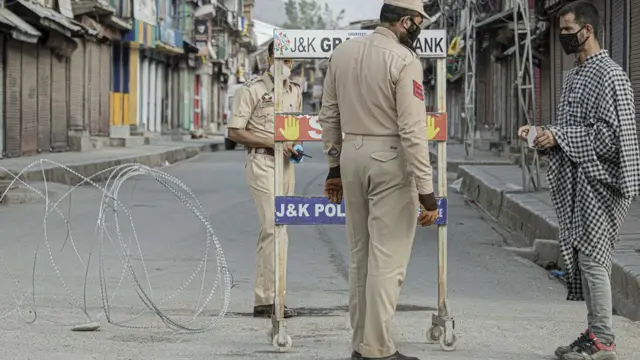 सुरक्षा जांच करते पुलिसकर्मी