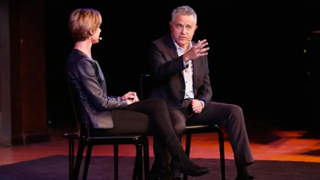 New Yorker Dergisi yazarı Jeffrey Toobin (sağda)