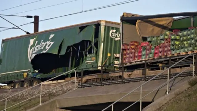 Пошкоджений вантажний потяг