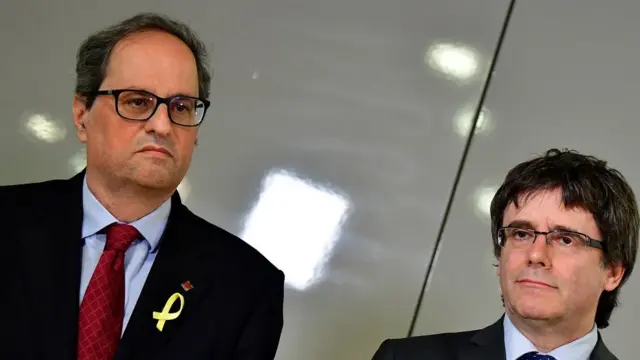 Umukuru mushasha w'intara ya Kataloniya, Quim Torra (i bufamfu), n'umurongozi yahunze, Carles Puigdemont (i buryo) mu kiganiro n'abanyamakuru itariki 15/05/2018