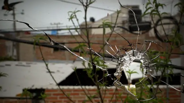 Un vidrio con un agujero de bala.