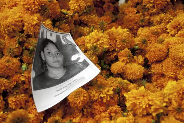 Foto de una migrante desaparecida sobre cempasúchiles, o “flor de Muertos”.