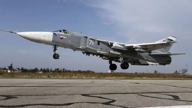 Российский самолет взлетает с авиабазы в Латакии в Сирии